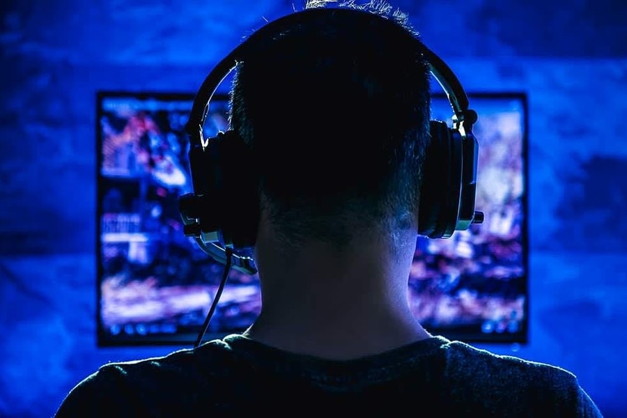 'Đột quỵ mắt' bởi chơi điện tử thâu đêm