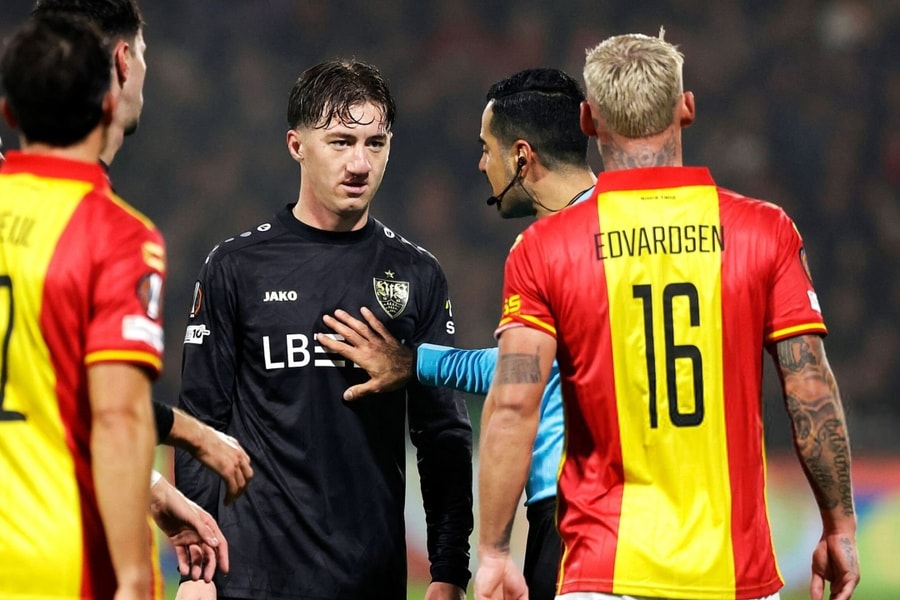 Cầu thủ Stuttgart bị bắt nạt