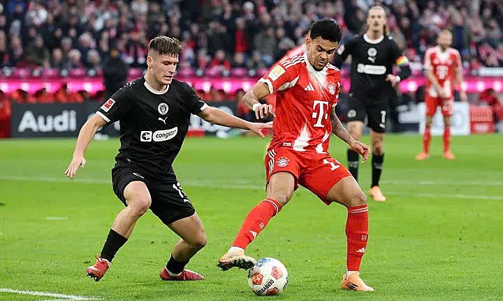 Bayern thắng nhọc ở phút bù