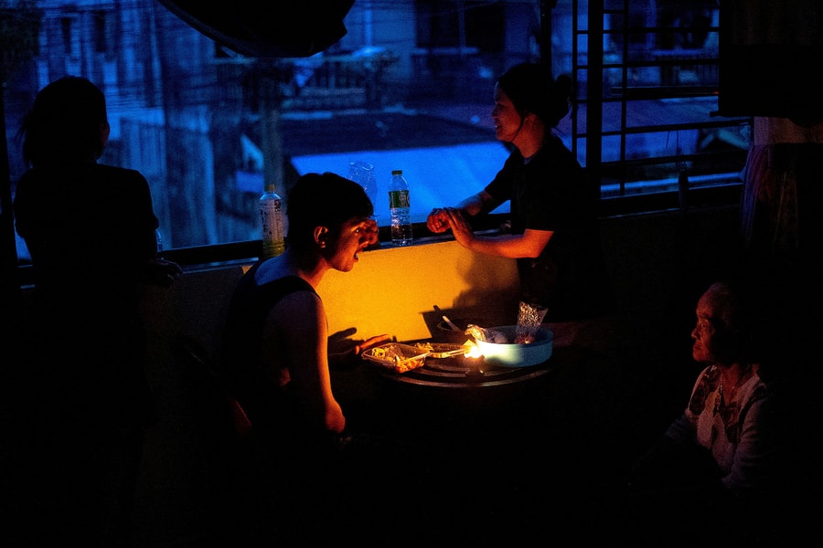 Gia đình Thái Lan bám trụ đồ đạc 48 giờ giữa nước lũ