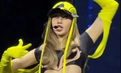 Bộ đồ bó sát của Lisa bị chê phản cảm