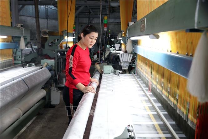 Từ khung cửi truyền thống đến công nghệ mới, lụa Nha Xá đổi thay giữ nghề