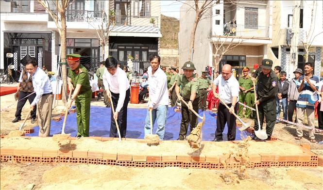 Thủ tướng yêu cầu phát động chiến dịch thần tốc xây, sửa nhà cho người dân bị thiệt hại do mưa lũ