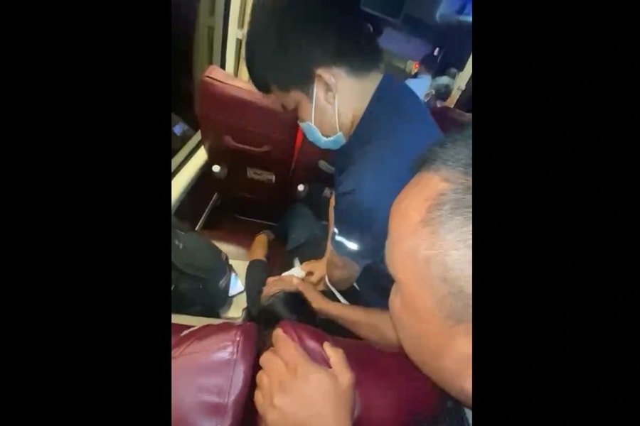 45 giây ngoạn mục cứu bệnh nhân bị ngưng tim trên xe khách