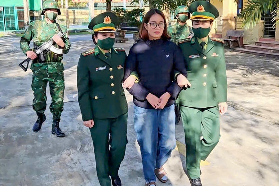 Người phụ nữ giấu vàng trong tất khi qua biên giới