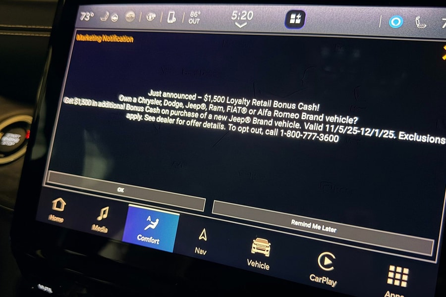 Chủ xe bức xúc vì màn hình ôtô hiển thị quảng cáo giảm giá xe mới