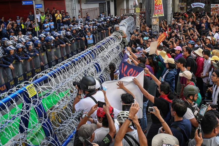 Người Philippines biểu tình phản đối tham nhũng trong chống lũ