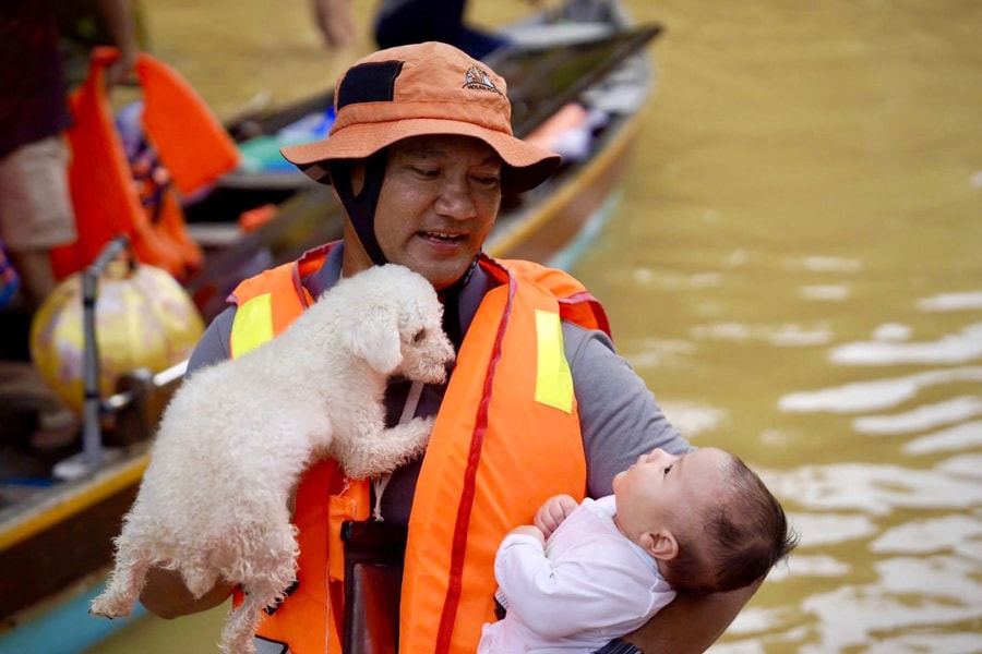 Một tháng lái xuồng cứu hộ từ Bắc vào Nam