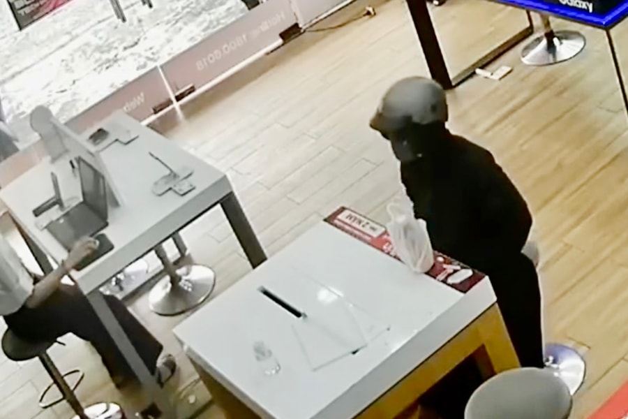 Cô gái bị bắt vì quẹt thẻ tín dụng của người khác