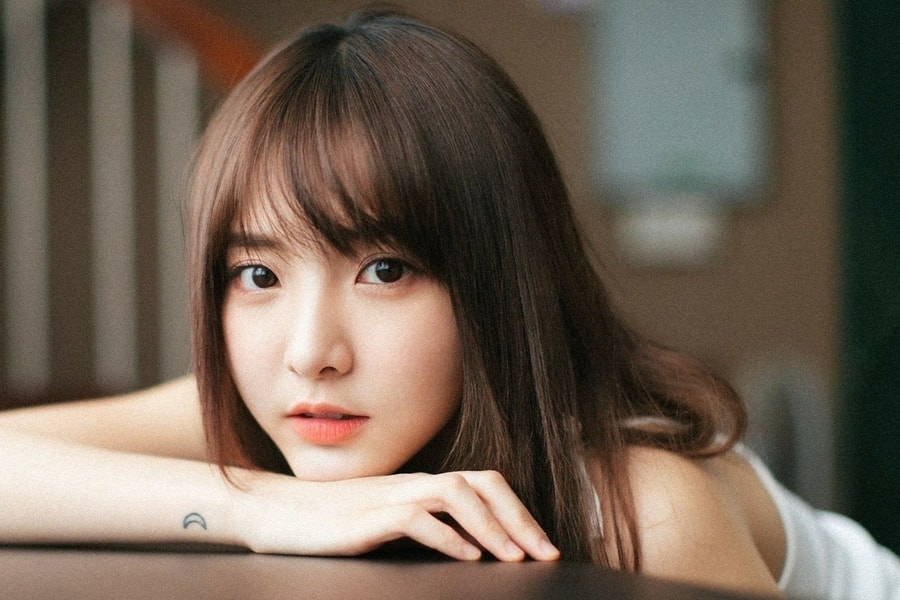 Bạn gái nam thần Thái Lan gây chú ý