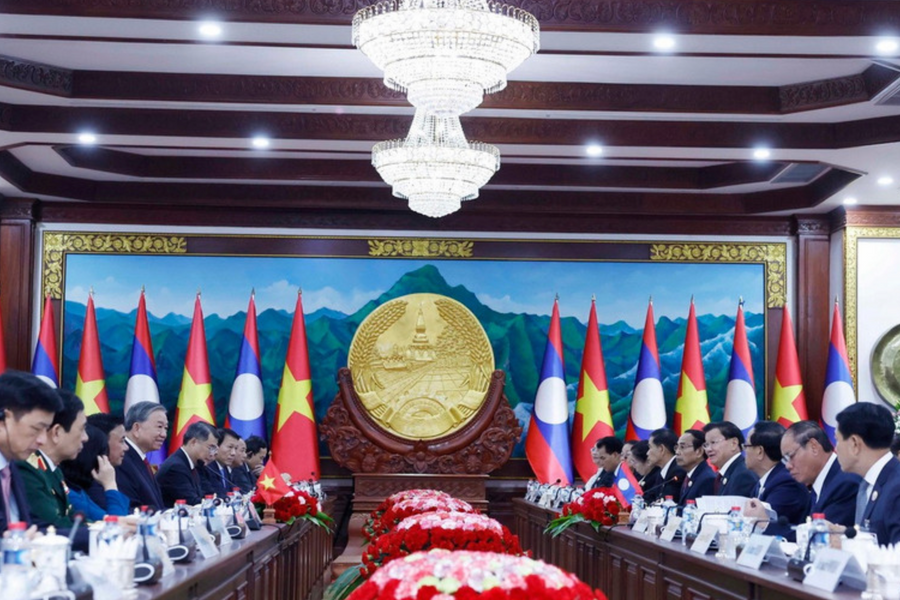 Tổng Bí thư Lào - Việt Nam chứng kiến Lễ trao văn kiện hợp tác