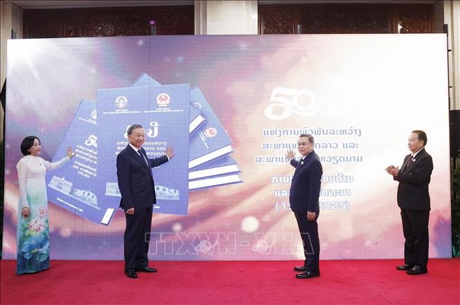 Tổng Bí thư dự lễ khai trương sách điện tử '50 năm quan hệ hợp tác toàn diện giữa Quốc hội Lào và Quốc hội Việt Nam'