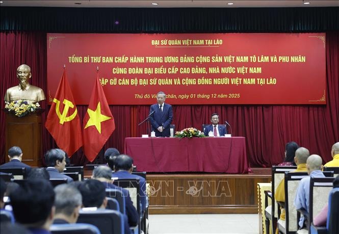 Tổng Bí thư Tô Lâm gặp gỡ cán bộ Đại sứ quán và cộng đồng người Việt Nam tại Lào