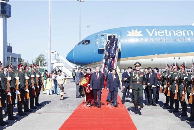 Tổng Bí thư Tô Lâm và Phu nhân đến Thủ đô Viêng Chăn bắt đầu thăm cấp Nhà nước tới Lào