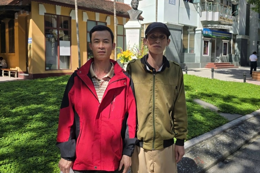 Người cha “gà trống nuôi con” đã đi lại được sau ca thay khớp háng phải