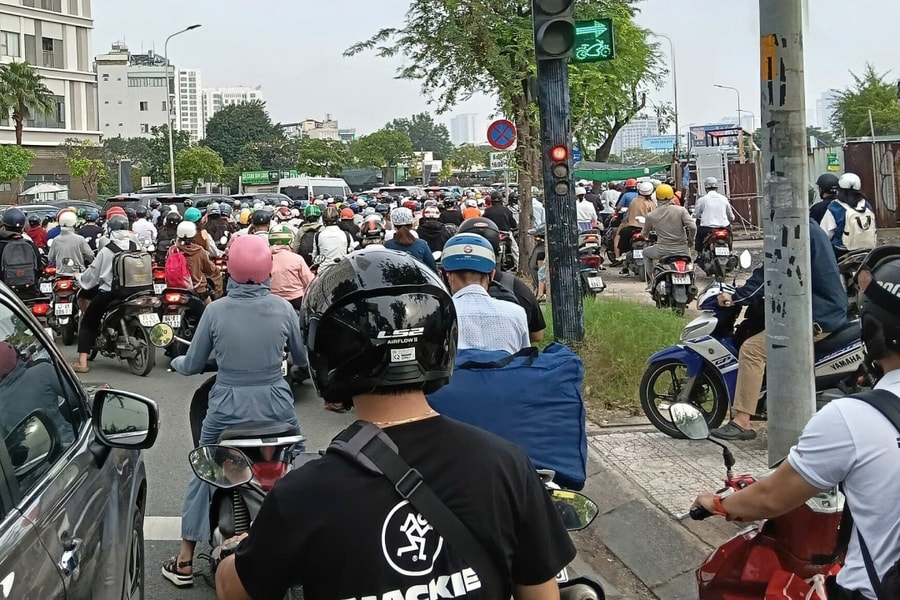 Kẹt xe, khói bụi có phải nguyên nhân gây ho dai dẳng?