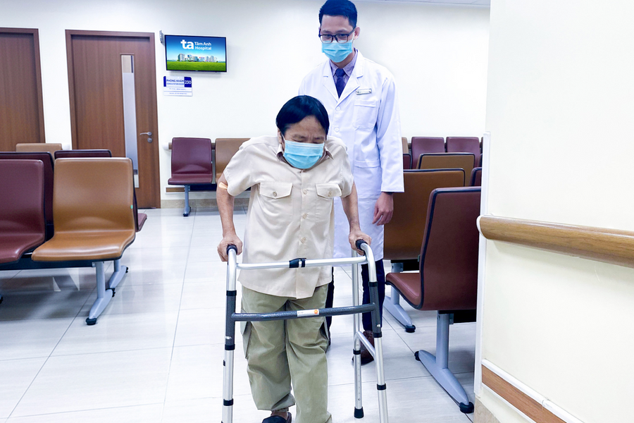 Thay khớp háng cho người đàn ông cao gần 1,3 m