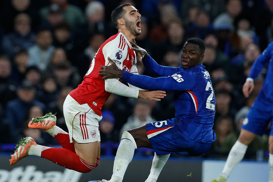 Arsenal hòa Chelsea trong thế hơn người