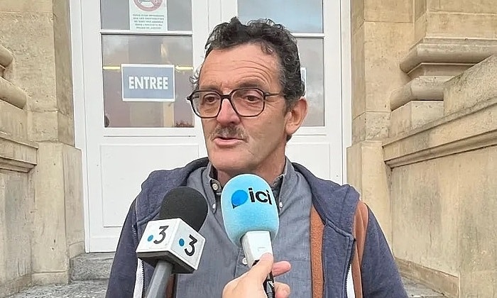 Bị truy tố vì tiếng ồn cho bò ăn 'quá sớm'