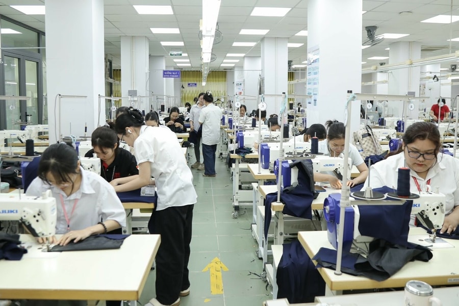 Cô trò tất bật may đồng phục tặng học sinh vùng lũ