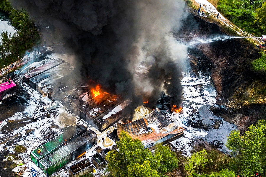 Cháy lớn tại bãi xe ngoại ô Đà Nẵng