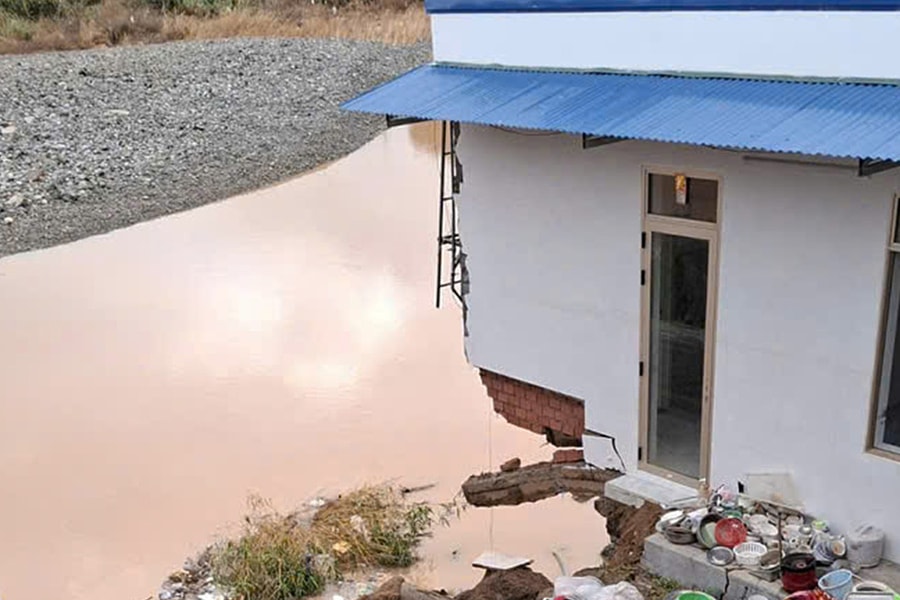 Bờ sông Đa Nhim sạt lở ăn sâu vào khu dân cư ở Lâm Đồng