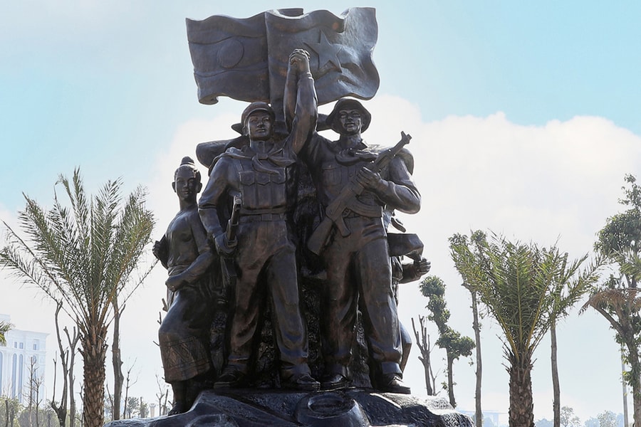 Trưng bày cụm tượng tri ân quân dân Lào