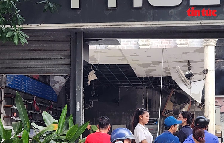 Cháy quán cà phê trong khu dân cư Vĩnh Lộc, khách hoảng hốt tháo chạy