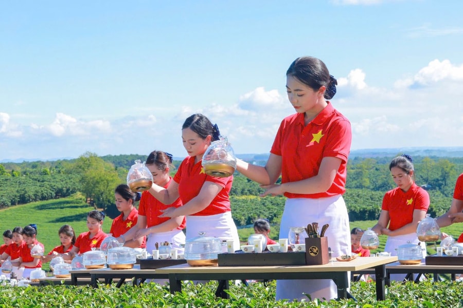 1.111 'trà nương ' đồng diễn dâng trà theo phong cách Việt đề cử xác lập Kỷ lục Việt Nam