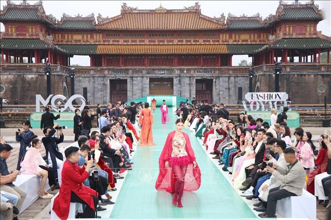 Trình diễn thời trang 'Hello Cosmo From Vietnam' mở màn hành trình Hoa hậu Hoàn vũ 2025