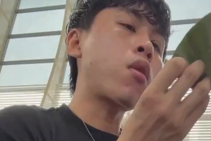 Khách ở sân bay tại TPHCM cố ăn 30 cái bánh bột lọc vì bị cấm mang tới Nhật