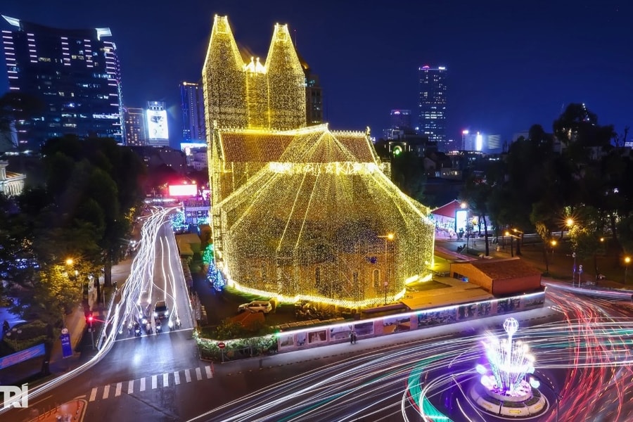 1.000km đèn LED thắp sáng Nhà thờ Đức Bà mùa Giáng sinh