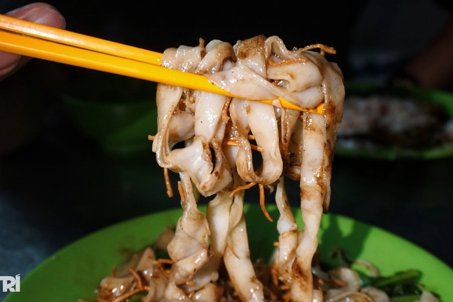 "Hủ tiếu nhà xác" ở TPHCM càng khuya càng đông và sự thật về món cơm màu đỏ