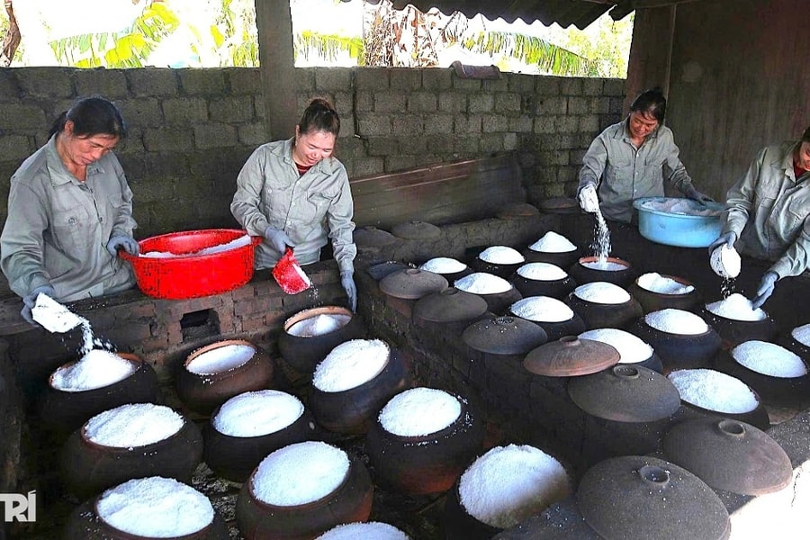 Người đàn ông “lột xác” cho hạt muối ở làng nghề hơn 400 năm tuổi