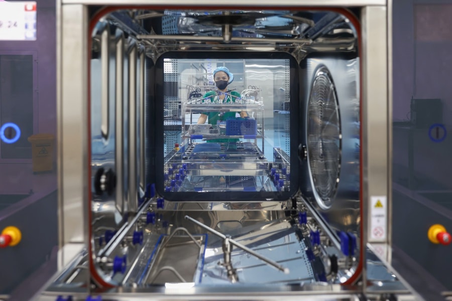 Tiệt khuẩn hàng nghìn dụng cụ phẫu thuật theo quy trình hiện đại