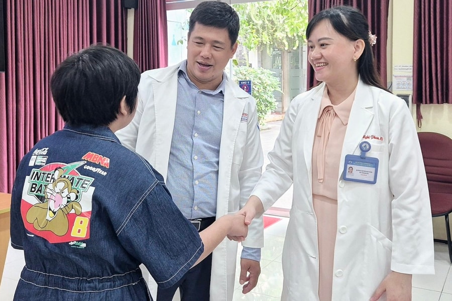 Hai bé gái cao thêm 10 cm sau ca mổ nắn cột sống