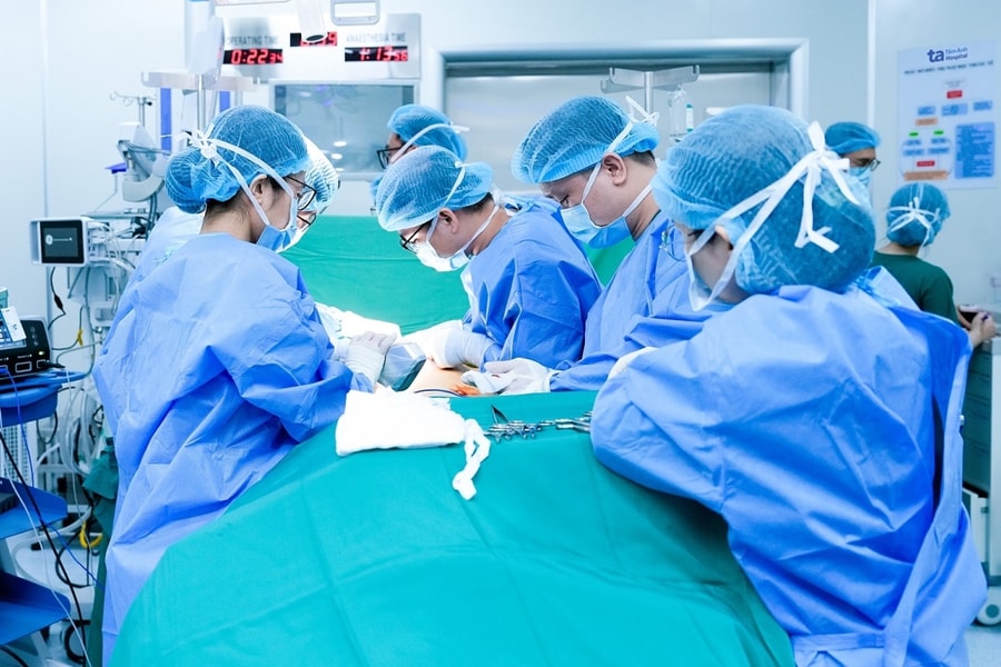 Mổ '3 trong 1' triệt căn ung thư, tái tạo ngực