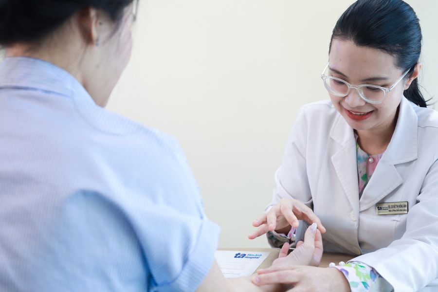 Những bệnh lý gây tê tay, khó cầm nắm