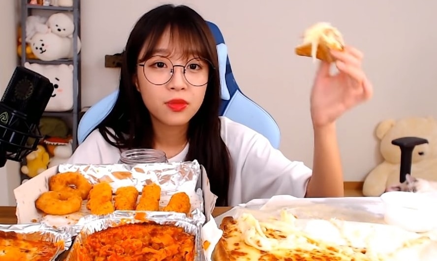 'Thánh mukbang' Hàn Quốc dành 18 tiếng mỗi ngày để ăn