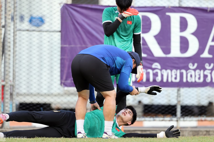 Huyền thoại thủ môn Hàn Quốc uốn nắn cho hotboy Trần Trung Kiên