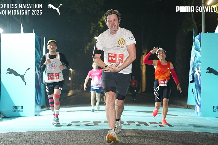 Runner quốc tế tận hưởng không khí Hà Nội trong đêm chạy midnight