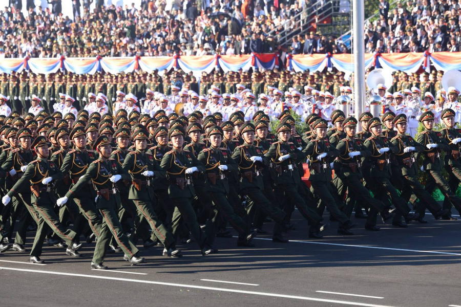 Lào diễu binh, diễu hành kỷ niệm 50 năm quốc khánh