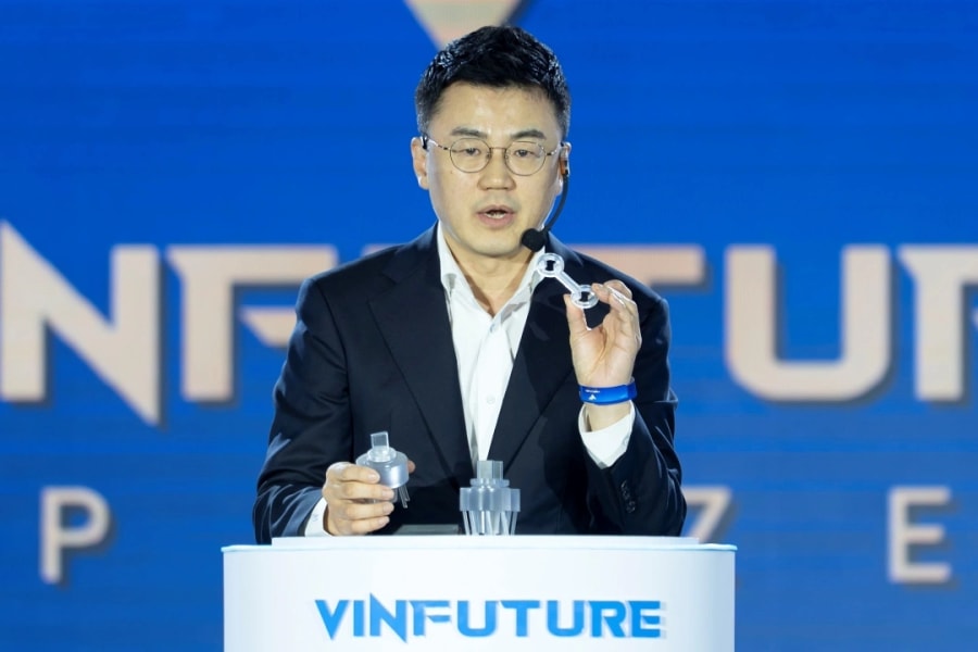 Giáo sư giới thiệu robot di chuyển như côn trùng, mọc rễ như cây