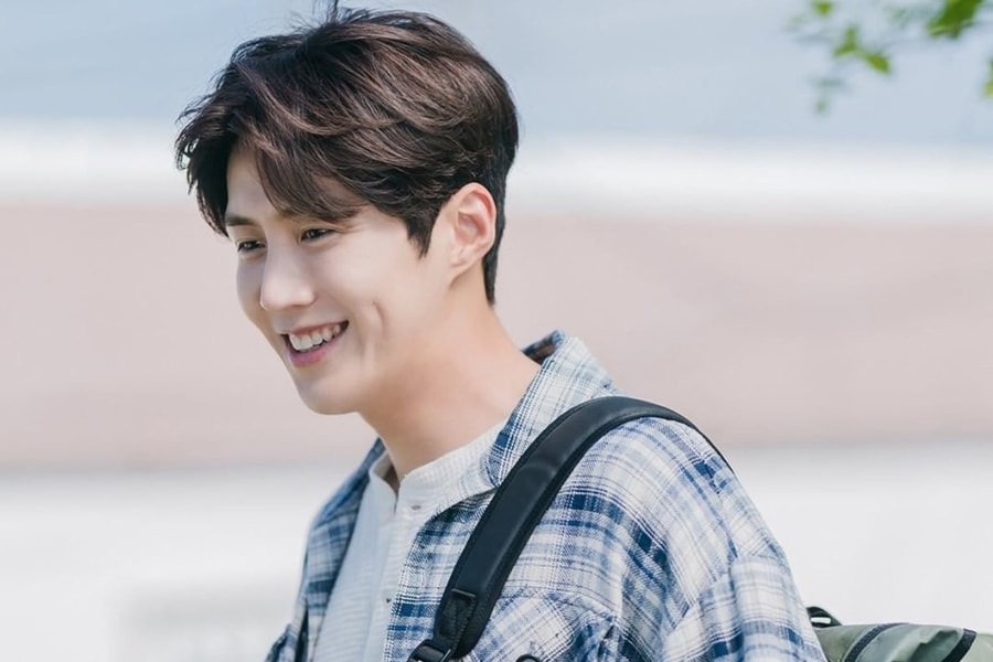 Sau khi chạy bộ Hồ Tây, mỹ nam Hàn mua cốm lề đường