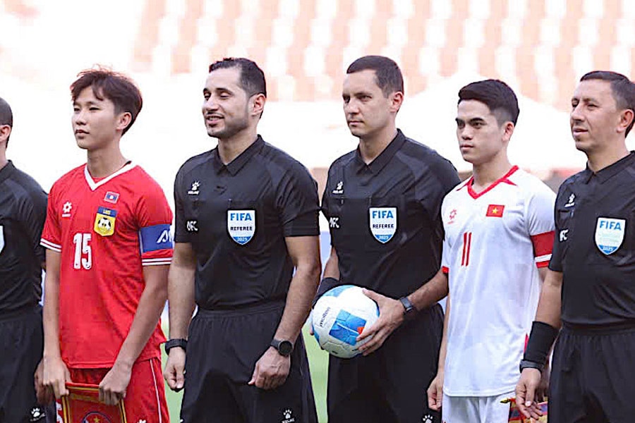 Vì sao trọng tài 'bẻ còi' giúp U22 Việt Nam thắng U22 Lào?