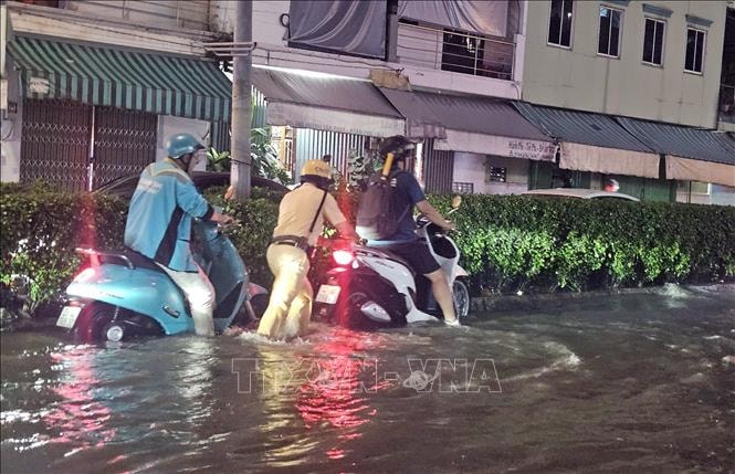 Thích ứng thiên tai 'vượt quy luật' - Bài 3: Ngập úng đô thị: Hạ tầng 'đuối sức'