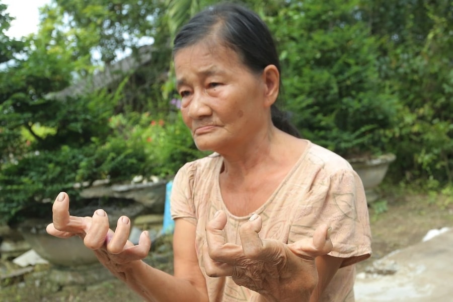 Nhà lá 30 năm bị cuốn sập, người phụ nữ tật nguyền sống nhờ hàng xóm