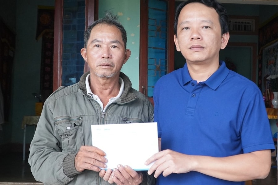 Năm ngày vượt biển về nhà, người đàn ông khóc nghẹn bên mộ vợ