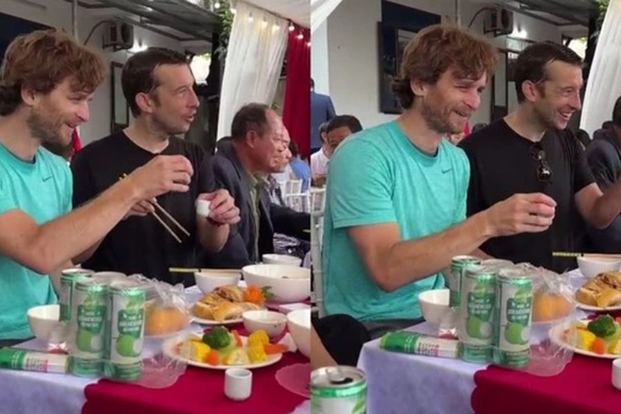 Đạp xe ở Lào Cai, hai khách Tây được gia chủ mời vào ăn tiệc hỏi cưới