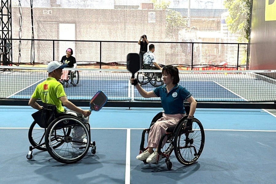 Chơi pickleball trên xe lăn